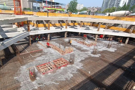 電動環(huán)鏈葫蘆為漢口站北廣場施工提供物料吊運服務(wù)