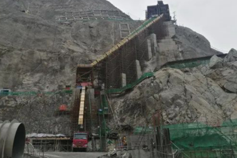 電動(dòng)環(huán)鏈葫蘆提升皮帶機(jī)航架，解決黃藏寺水利工程混凝土入倉(cāng)難題