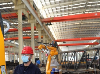 鋼絲繩電動葫蘆在鋼結構構件生產(chǎn)工廠承擔吊重任務