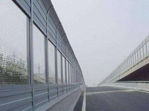 環(huán)鏈電動葫蘆在吊運道路聲屏障中的應用